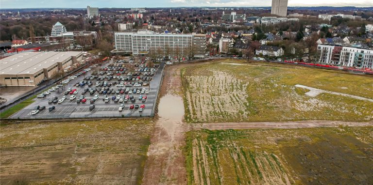 Die DSW21-Hauptverwaltung (hinten) und die Parkplätze werden wohl aufs frühere Doego-Gelände (l.) verlegt.