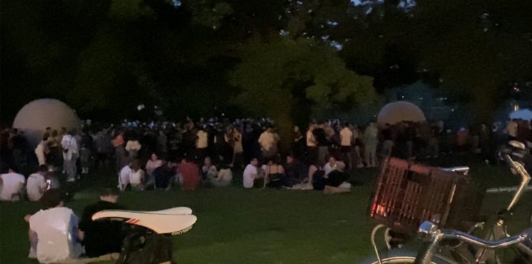In Münster am Aasee arten seit Tagen regelrechte Parties mit Hunderten Personen aus.