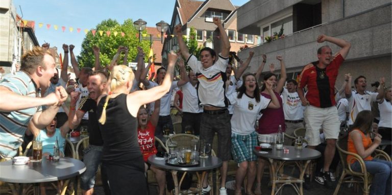 Lange ist es her, da hatte Werne ein Public Viewing zu einem großen Fußballturnier (hier ein Bild aus dem Jahr 2014). In diesem Jahr ist es zumindest möglich, mit gewissen Regeln in Werner Kneipen und Vereinsheimen die Spiele der Fußball-EM 2021 zu verfolgen.