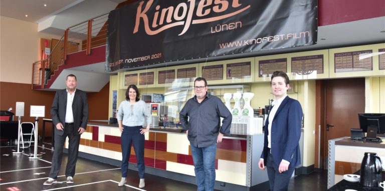 Hinter dem Kinofest Lünen steht ab 2021 ein neuer Veranstalter und es gibt eine neue Festivalleitung. Die Geschäftsführer der Cineworld Meinolf Thies (l) und Lutz Nennmann (2.v.r.) übernehmen die Rolle des Veranstalters. Sonja Hofmann wird künstlerische Leiterin das Kinofests. Max Biela (r) tritt als operativer Leiter der Veranstaltung auf.
