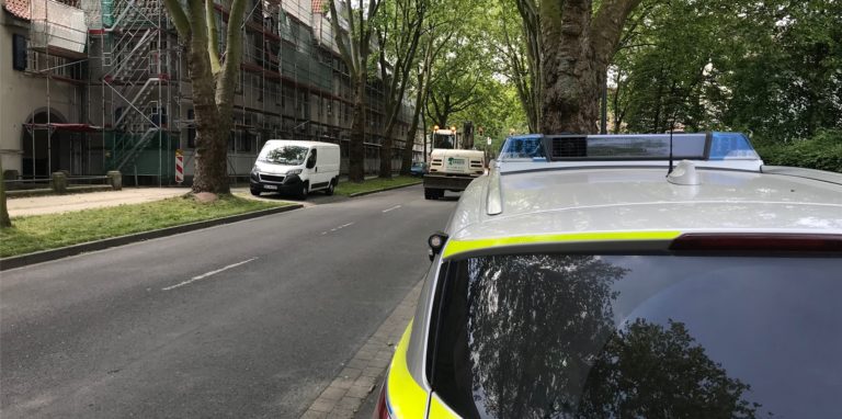 Einsatzkräfte der Polizei und der Feuerwehr wurden am Freitagmittag zu einer starken Rauchentwicklung an der Münsterstraße in Lünen gerufen.