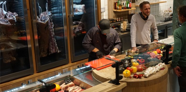 Direkt an der Fleischtheke kann der Gast sein Stück auswählen, das er dann später zubereitet am Tisch verzehren kann.