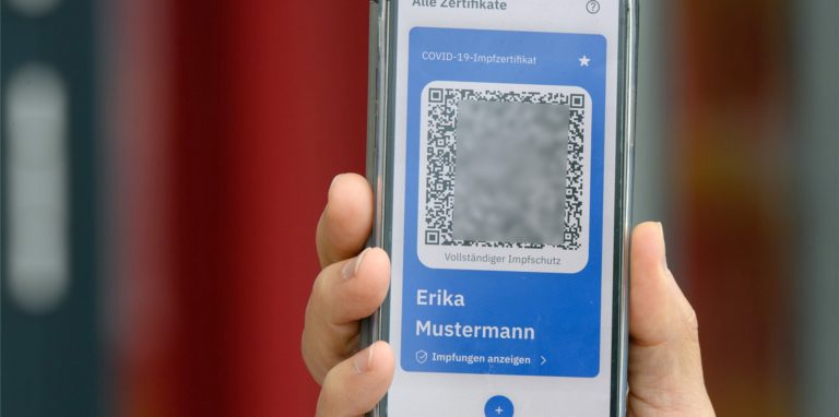 QR-Code statt Impfpass – damit sollen Geimpfte in Zukunft ihre Corona-Impfungen nachweisen können. In den Werner Apotheken wartet man noch auf die Technik, um digitale Impfnachweise erstellen zu können.