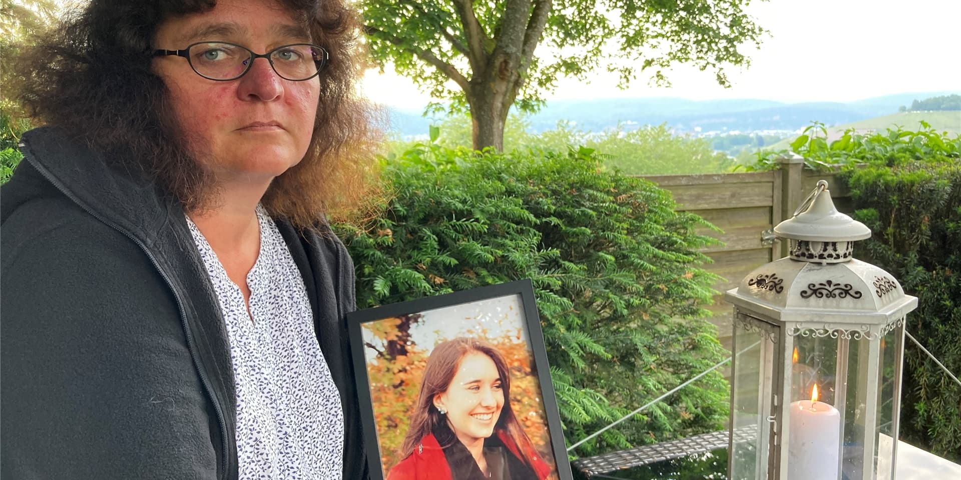 Petra Lieser sitzt mit einem Foto ihre Tochter in ihrem Garten in Trier. Die Tochter Katja Lieser war am 1. Dezember 2020 bei einer Amokfahrt in Trier getötet worden
