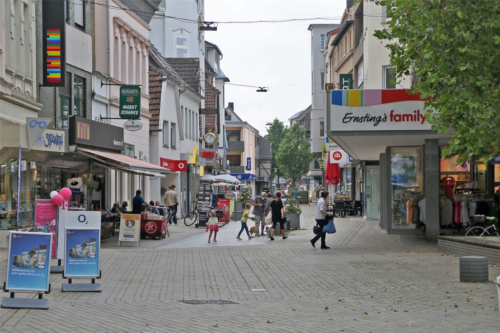 title attribut Einkaufen oder ein Eis essen: Die Menschen in Kamen kehren in die Stadt zurück.