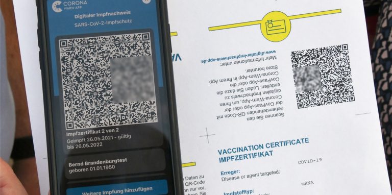 Ein Teil der Apotheker will an diesem Montag mit dem Ausstellen des neuen digitalen Impfnachweises starten. Dabei wird für vollständig Geimpfte ein QR-Code erstellt, der in Apps mit dem Handy verwendet werden kann.