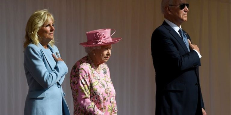 Die britische Königin Elizabeth II. zwischen Joe und Jill Biden in Schloss Windsor.