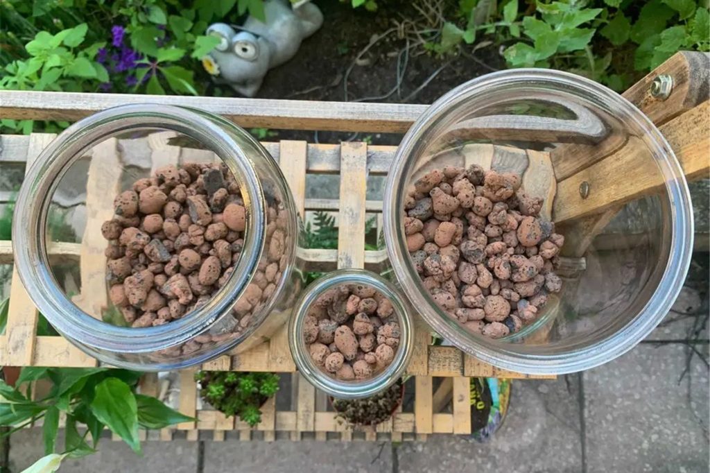 Die Drainageschicht verhindert, dass sich in dem hauseigenen Mini­bio­top Schimmel bildet.