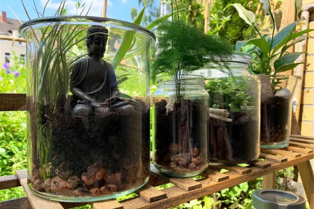 Dekoelemente geben dem Flaschengarten den letzten Schliff.