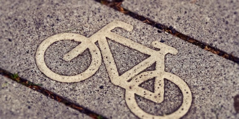 Der Bezirksausschuss diskutierte darüber, ob die Stadtverwaltung damit beauftragt werden soll, mit dem Kreis Unna und dem RVR Gespräche zur Verlängerung und zum Ausbau des Radweges auf der alten Bahntrasse aufzunehmen.