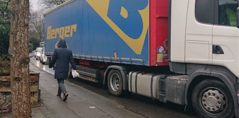 Erst nach 19 Uhr wird es etwas ruhiger an der Reichshofstraße. Vor allem werktags sind hier viele Lkw unterwegs. Anwohner fordern eine Verkehrsberuhigung der ‌Straße.