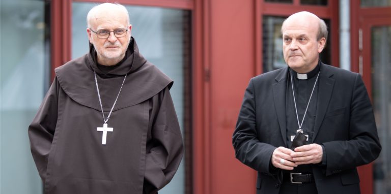 Die Apostolischen Visitatoren Kardinal Anders Arborelius (l) und Bischof Hans van den Hende haben ihren Auftrag im Erzbistum Köln erfüllt.