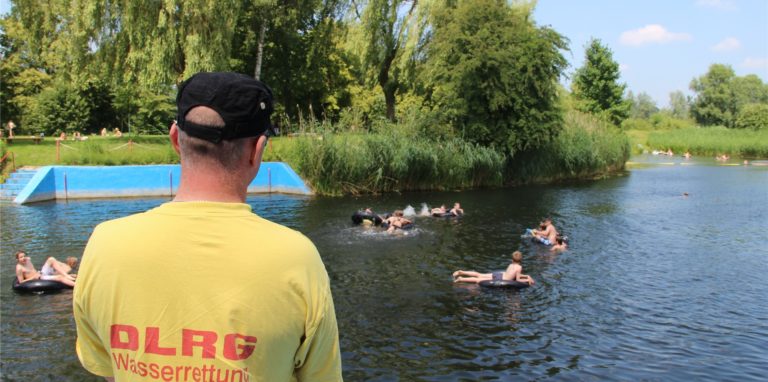 Die DLRG bewacht die Schwimmer. Ein Verantwortlicher der Ortsgruppe Werne klärt nun auf, was an den heißen Tagen zu beachten ist.