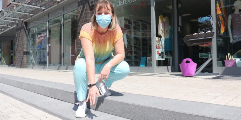 Die auslaufende Stufenanlage an der sanierten Bonenstraße in Werne sorgte dafür, dass viele Personen ins Straucheln geraten sind. Silke Schulze aus dem Geschäft „Flinke Nadel“ berichtet von mehreren Unfällen in einer Woche.