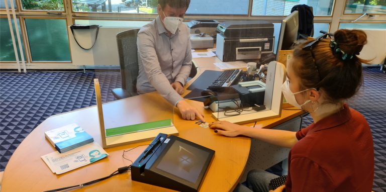 Das Archivbild zeigt Matthias Bork, Fachbereichsleiter Bürgerservice und Ordnung, während eines Kundengesprächs im Bürgerbüro.