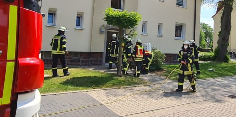 Nachbarn hatten das Piepen eines Rauchmelder sowie Qualm aus einer Wohnung in einem Mehrfamilienhaus wahrgenommen.