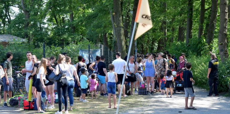 Wer am Donnerstag ins Freibad Cappenberger See in Lünen wollte, brauchte Geduld.