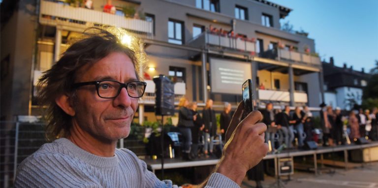 „Ne Runde um den Block“ ist eine von Jörg Rost geschaffene Alternative zum Welttheater der Straße in Corona-Zeiten.