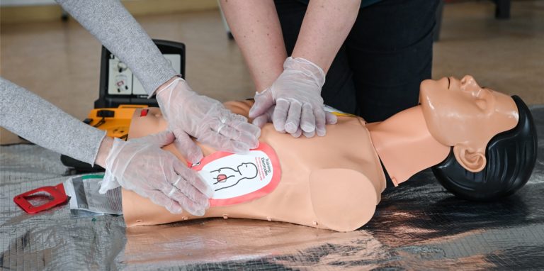 Die Herzdruckmassage kann bei einem Herzstillstand lebensrettend wirken. Daher gehört sie bei Erste-Hilfe-Kursen in Lünen zu den wichtigsten Inhalten.