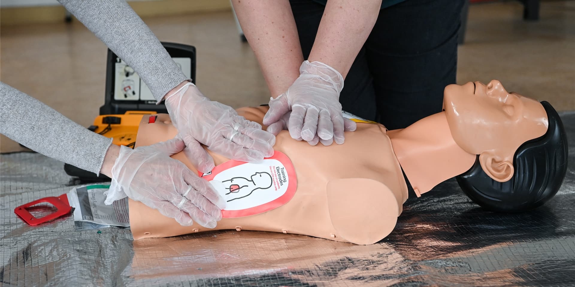 Die Herzdruckmassage kann bei einem Herzstillstand lebensrettend wirken. Daher gehört sie bei Erste-Hilfe-Kursen in Lünen zu den wichtigsten Inhalten.