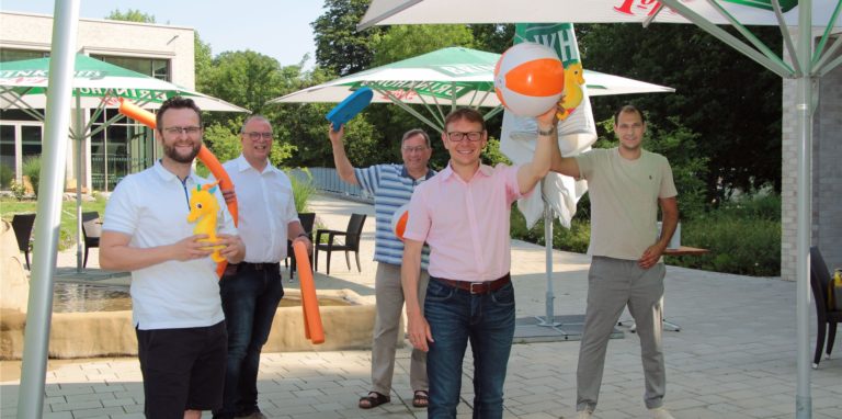 Die Organisatoren für den kostenlosen Kinder-Ferien-Schwimmspaß: (v. l.) Dr. Richard Colmorn (Amazon), Badleiter Jürgen Thöne, Jürgen Regener, Gesellschafterversammlung Natursolebad GmbH, Bürgermeister Lothar Christ und Ivan Saric, Amazon-Leiter Werne.