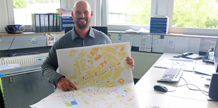 Kirmes-Verantwortlicher ohne Kirmes: Sven Bohne (35) ist neuer Marktmeister in Werne. Doch noch nie hat eine Kirmes seit seinem Amtsbeginn in der Lippestadt stattfinden können. Die Planungen, etwa die Anordnung der Karussells für Sim-Jü, gehen weiter.