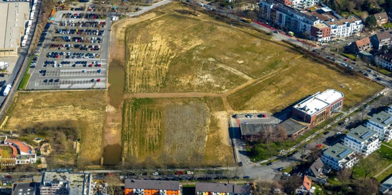 Der Blindgänger aus dem Zweiten Weltkrieg wurde an der Von-den-Berken-Straße im Bereich der Zufahrt zum DSW-Saal, unten rechts im Bild, gefunden.