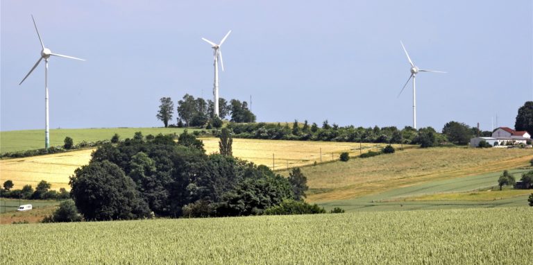 Windräder stehen auf dem Henrichsknübel im Fröndenberger Ortsteil Hohenheide.