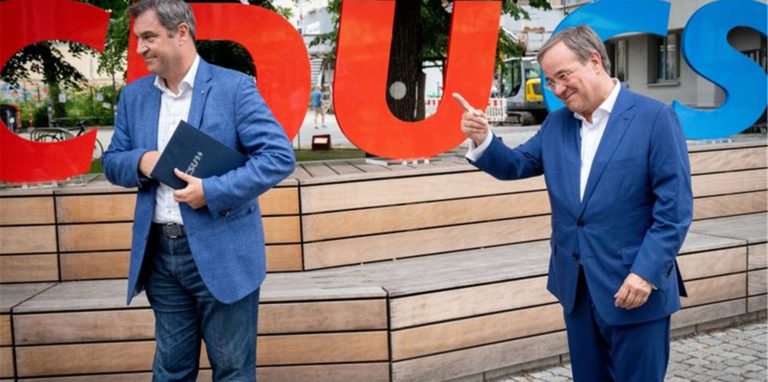 CSU-Chef Markus Söder (l) und CDU-Chef Armin Laschet demonstrieren Geschlossenheit.