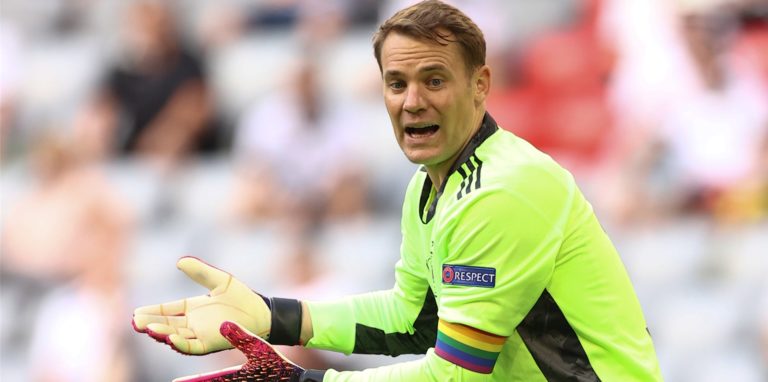 Manuel Neuer lief in den beiden EM-Vorrundenspielen mit einer Regenbogen-Kapitänsbinde auf.