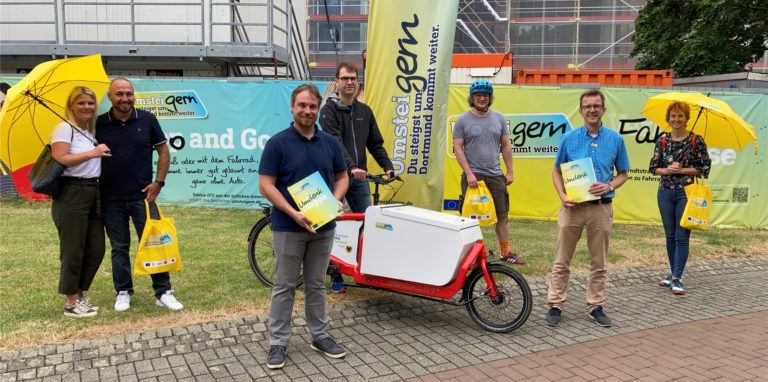 Die Teilnehmenden des Projekts „Lappenlos“ mit Andreas Meißner, Leiter des Projekts emissionsfreie Innenstadt, und Stefan Ganslmayer von DSW21.