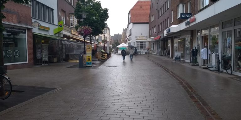 Das Wetter am Montag lud nicht unbedingt zu einem gemütlichen Stadt-Bummel in Werne ein. Diejenigen, die sich trotzdem raustrauten, brauchten aber im Freien keine Maske mehr tragen.