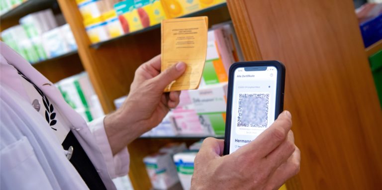 Der digitale Impfpass birgt viele Vorteile für Reisende – selbst für eine analoge Nutzung ohne Smartphone.