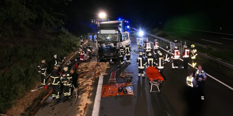 Feuerwehr und Rettungsdienst waren mit 33 Einsatzkräften bei einem schweren Lkw-Unfall auf der A45 in Dortmund vor Ort.