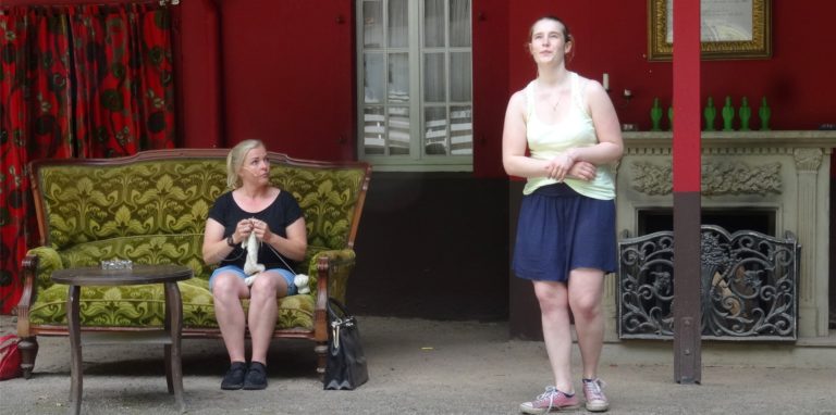 Endlich wieder Proben in der Freilichtbühne: Die Darsteller und Darstellerinnen, hier noch ohne Kostüme, probten das erste Mal wieder vor Ort für das einzige Stück in 2021: den Krimi von Agatha Christie „Und dann gab’s keines mehr“.