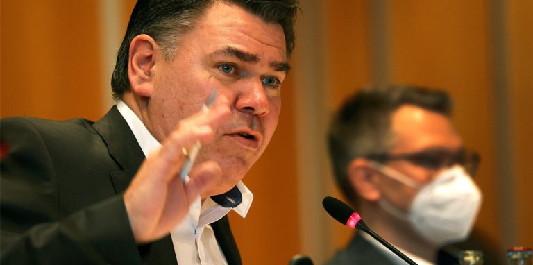 Der Kreistag bremst Landrat Mario Löhr (SPD) aus: Mit der Gründung einer Energiegesellschaft ist eines seiner prestigeträchtigsten Projekte erstmal aufgeschoben.