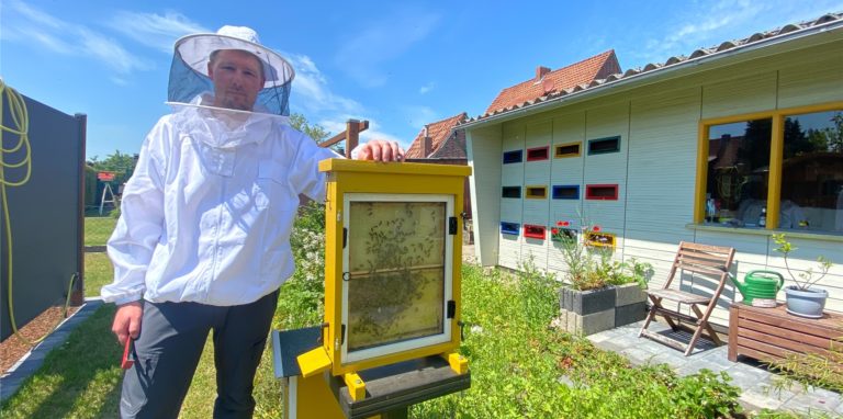 Kai Lübke imkert seit etwas mehr als 2 Jahren. Es fing an mit einem Volk, jetzt geht der 36-Jährige auf knapp 10 Völker zu.