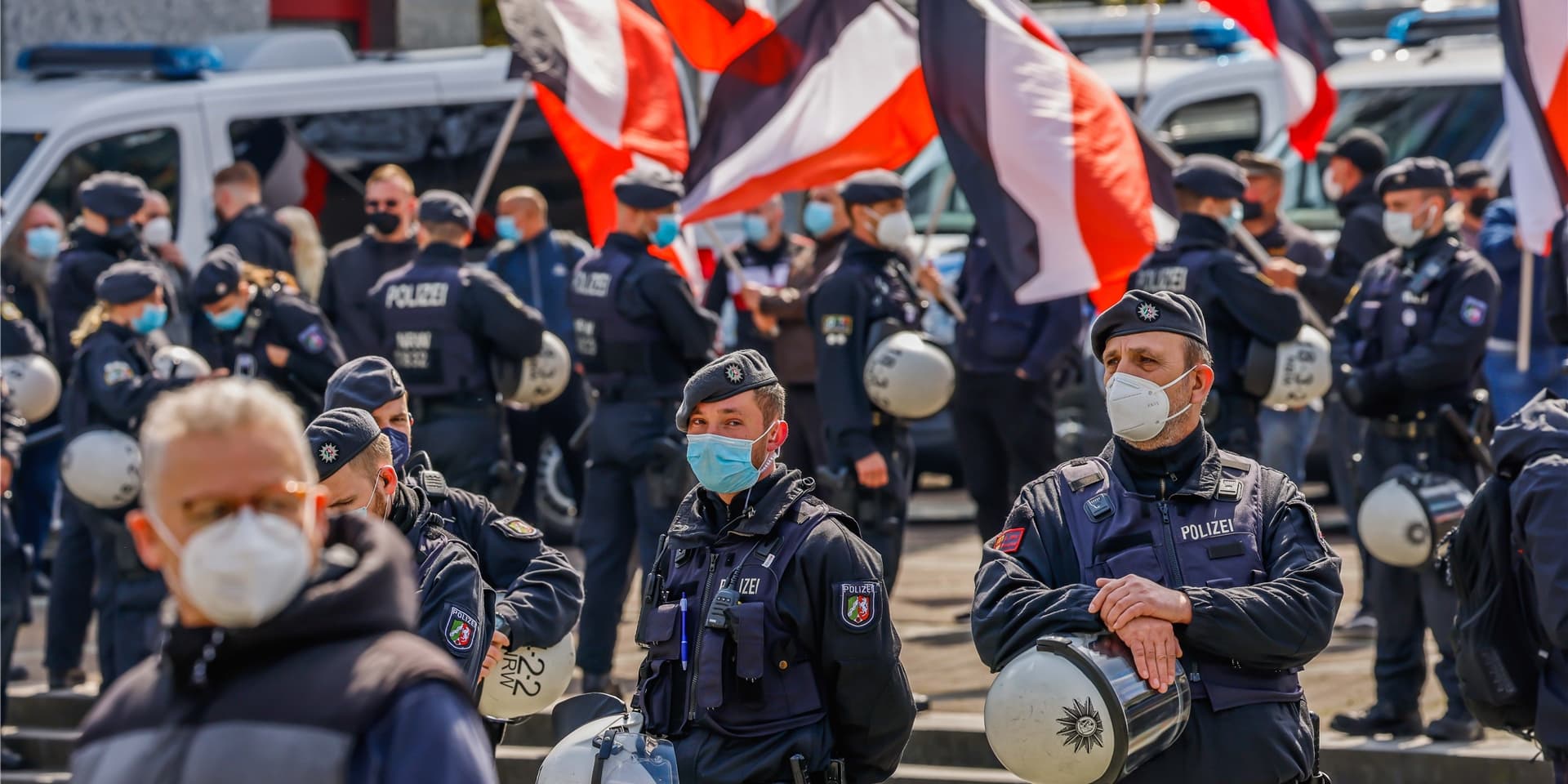 Kundgebung von Neonazis in Dortmund mit Reichsflaggen.