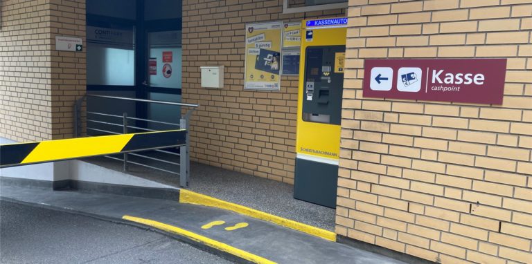 Der Kassenautomat im Parkhaus Am Markt in Lünen auf der ersten Etage vor der Schranke nahm am Freitag (19.6.) kein Geld an. Im angrenzenden Servicebüro waren keine helfenden Mitarbeitenden anzutreffen.