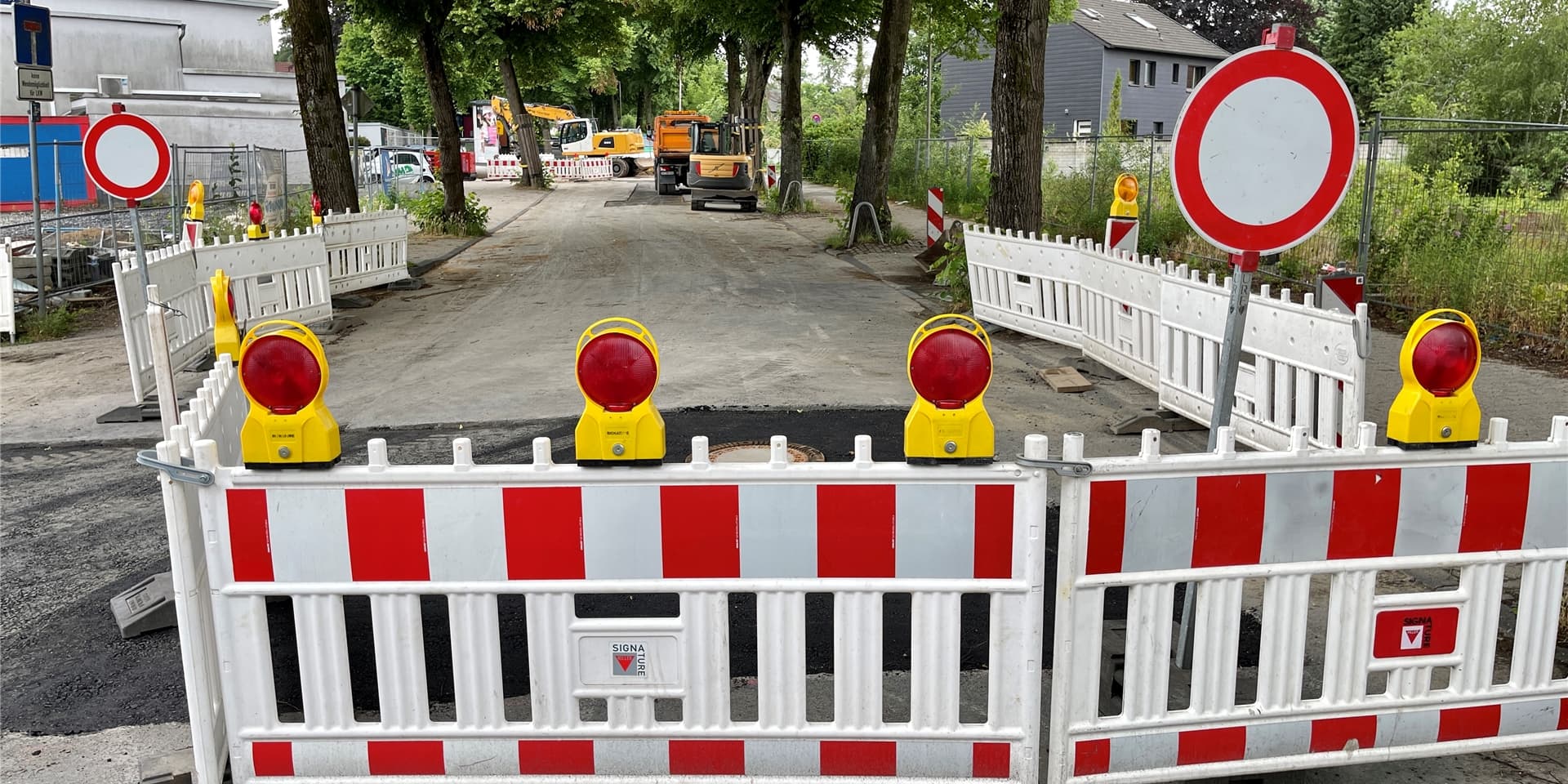 Auf der Hertingerstraße in Unna stehen Absperrungen