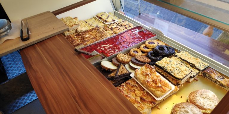 Beim Stand der Bäckerei und Konditorei Jens Klein gibt es eine bunte Auswahl an leckeren Kuchen.