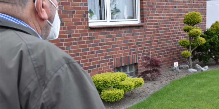 Der Vorgarten eines Hauses an der Robert-Koch-Straße in Werne wird immer wieder als Hundeklo genutzt.
