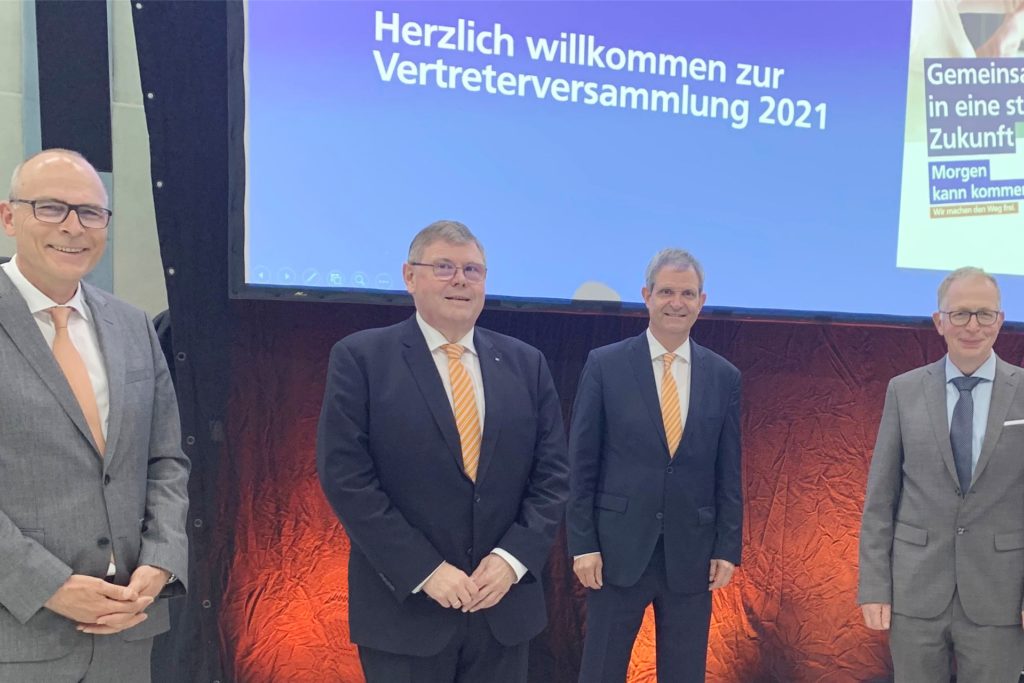 Die Verantwortlichen der Volksbank Kamen-Werne freuen sich über die Zustimmung zur Fusion (v.l.): Dr. Christoph Stiens, Ralf Schotte, Jürgen Eilert und Martin Brandt.