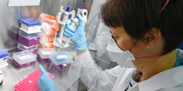 Mithilfe von Sequenzierungen werden die einzelnen Varianten i des Coroanvirus m Labor ermittelt.