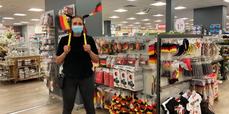 Woolworth-Filialleiterin Tanja Kroll vor dem Regal mit Fan-Artikeln. Sie sind nicht so gefragt wie bei den vergangenen Meisterschaften.