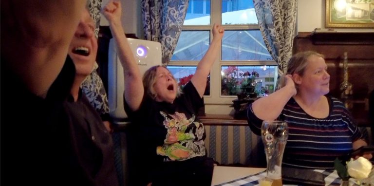 Im Brauhaus Drei Linden war die Fußballrunde zwar sehr klein. Die Runde mit Wirt Frank Teschler fieberte trotz des über weite Strecken lauen Spiels aber gespannt mit.