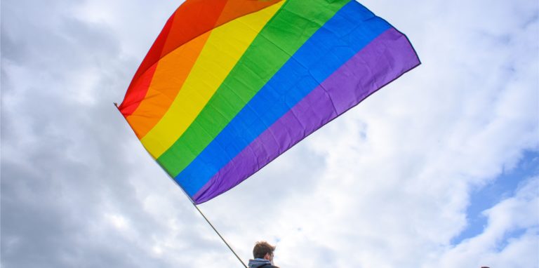 An einer Schule im Siegerland haben Schüler eine brennende Regenbogenfahne gefilmt.