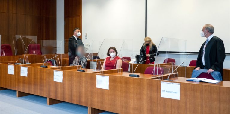 Ein Angeklagter (2.v.l.), die Verteidiger Dietmar Bonn (l.) und Martin Kretschmer und zwei Dolmetscherinnen warten auf den Prozessbeginn. Die beiden weiteren Angeklagten erschienen zunächst nicht zum Prozessauftakt.