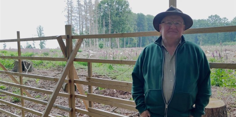 Das Gatter, das Landwirt Wolfgang Behmenburg um seine Waldfläche errichtet hat, wurde wiederholt beschädigt.