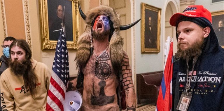 ARCHIV – Angriff aufs US Kapitol am 6. Januar: Unterstützer von US-Präsident Trump auf dem Gang vor der Senatskammer. Foto: Manuel Balce Ceneta/AP/dpa
